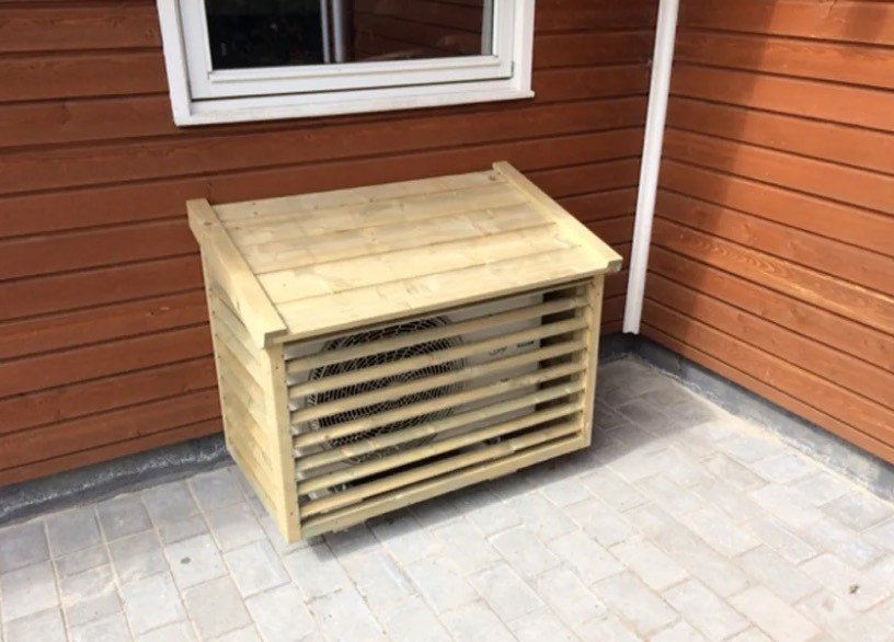 Ubehandlet varmepumpehus i tre på et brolagt hjørne