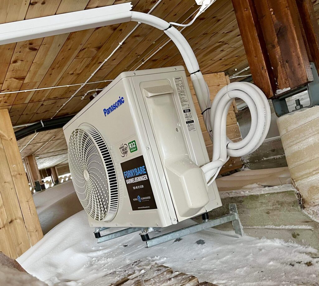 Installerer varmepumpe i Sirdal på tross av tungt snøfall