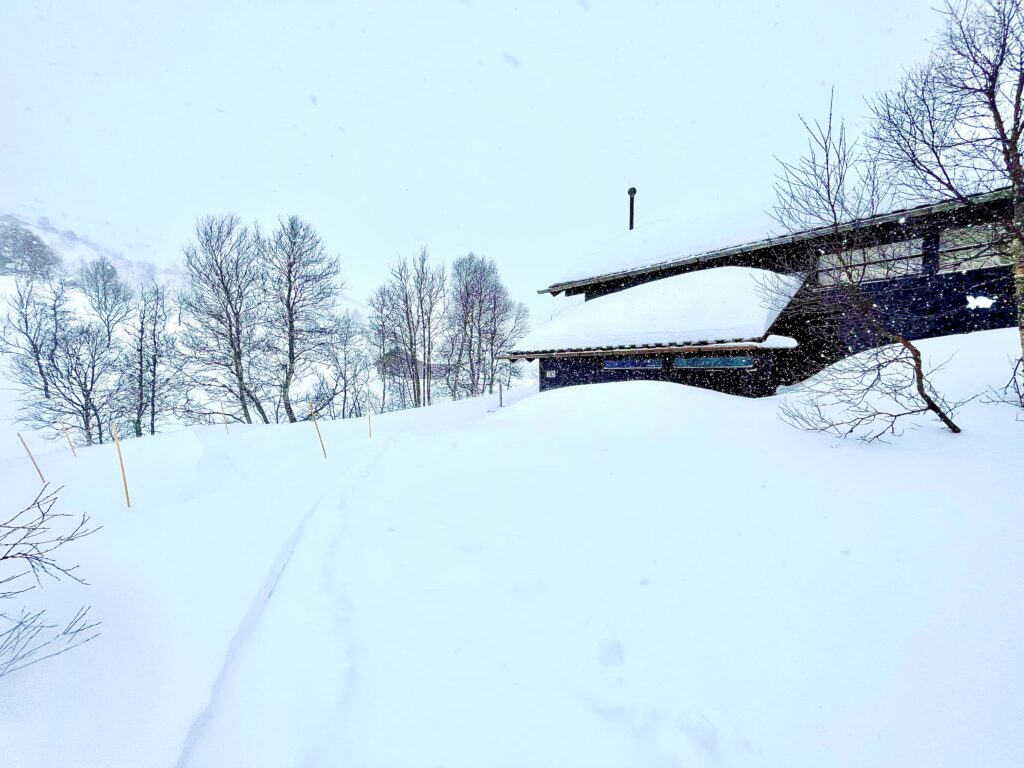 Installerer varmepumpe i Sirdal på tross av tungt snøfall