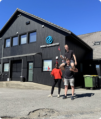 Montør måler kuldemedietrykket på en varmepumpe