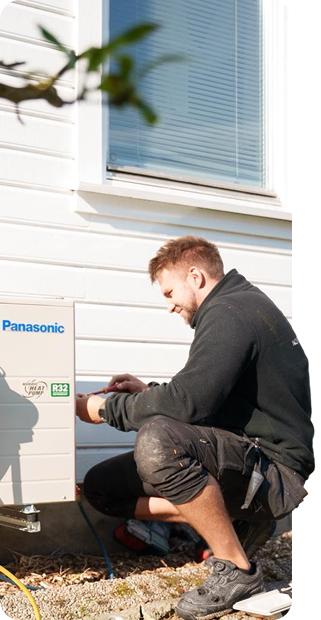 Montør installerer en Panasonic varmepumpe