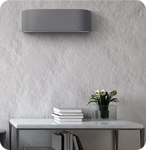 Veggmontert varmepumpe over et skrivebord