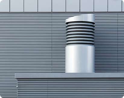 Ventilasjonshette på en metallfasade