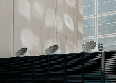 Ventilasjonsrør på taket av et bygg