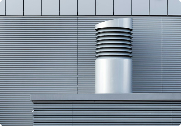 Ventilasjonshette på en metallfasade